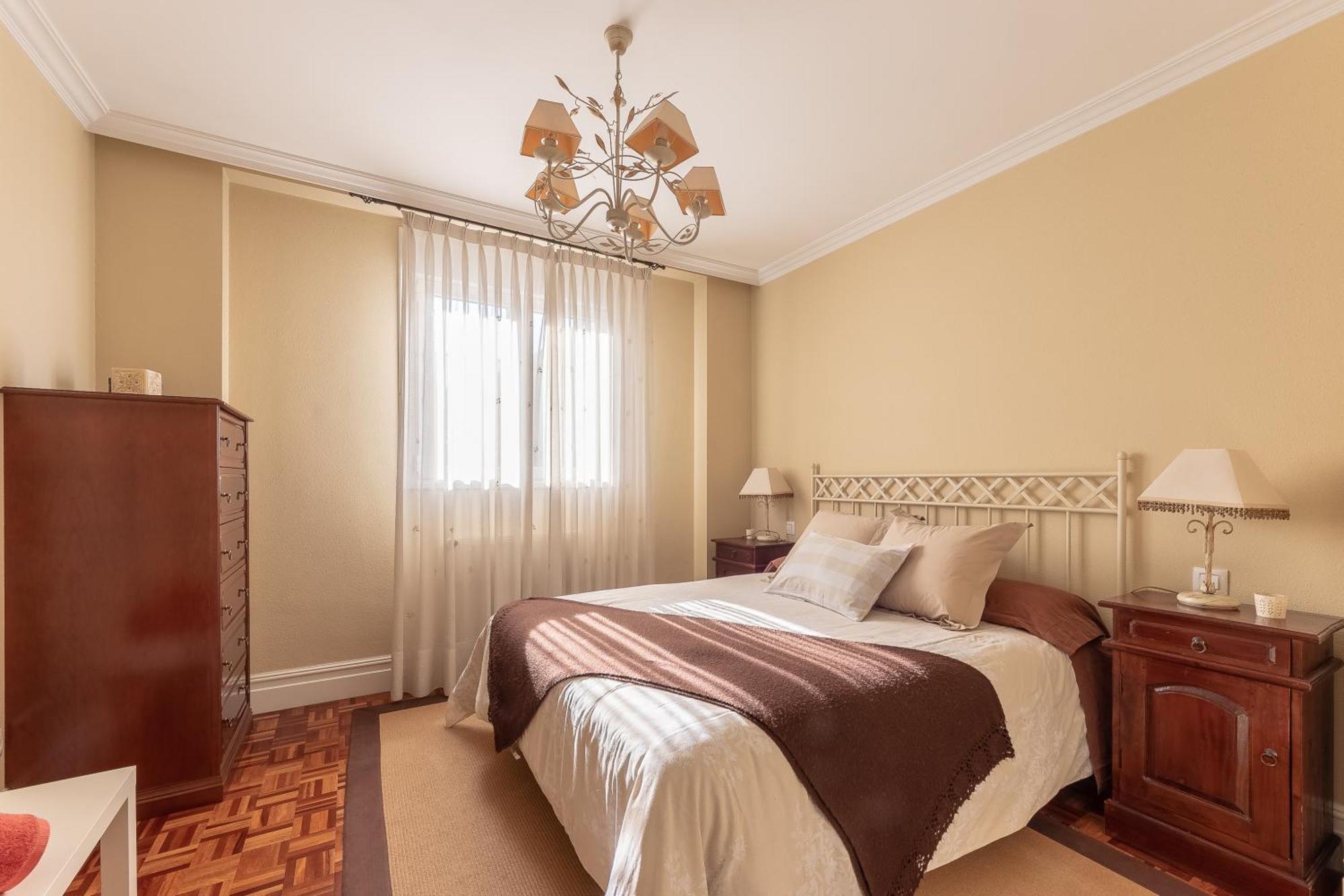 Apartment Grande Luminoso, Garaje, Arena, Casco Viejo